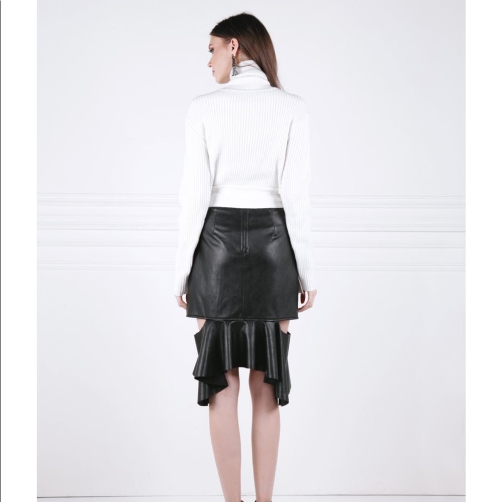 ๐ White Turtleneck Crop Sweater with Bow - Picture 3 of 4